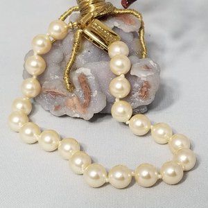 VINTAGE MONET SINGLE STRAND PEARL BRACELET